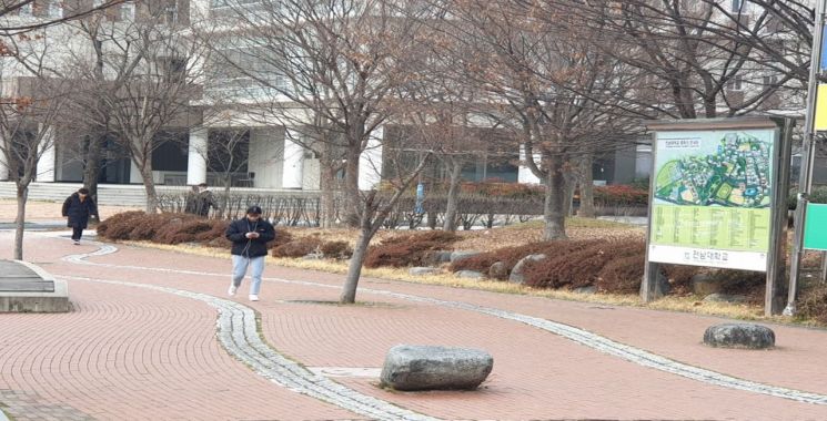 전남대학교 학생들이 30일 학교를 나서고 있다.