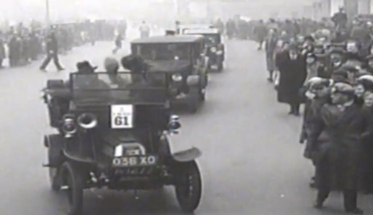 1896년 적기조례가 폐지되자 런던 시내를 달리면서 이를 축하하는 자동차들. [사진=유튜브 화면캡처]