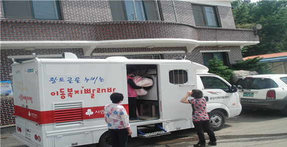 무안군이 거동이 불편한 독거노인과 저소득 취약계층 가정에 내달 3일부터 ‘찾아가는 이동 빨래방’을 운영한다. (사진제공=무안군)
