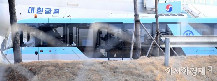 [포토] 항공사 버스로 이동하는 교민들