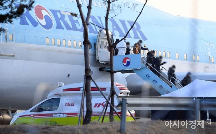 중국 우한에서 온 교민들이 지난달 31일 오전 김포공항에 착륙한 전세기에서 내리고 있다./김현민 기자 kimhyun81@