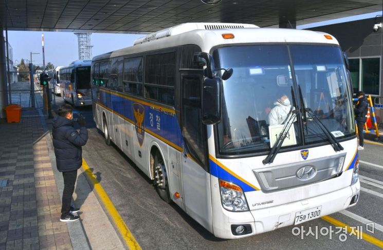 전세기로 귀국한 중국 후베이성 우한 거주 교민들이 탑승한 경찰버스가 서울 강서구 김포국제공항에서 임시 격리 시설로 이동하고 있다./김현민 기자 kimhyun81@