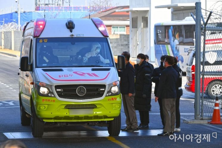 신종 코로나바이러스 감염증 발원지로 봉쇄된 중국 우한에서 교민들이 도착한 31일 오전 서울 김포공항에서 구급차가 나오고 있다./김현민 기자 kimhyun81@