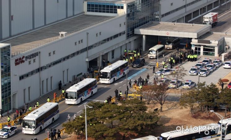 31일 중국 우한에서 전세기를 타고 김포공항을 통해 입국한 교민들이 버스를 타고 이동하고 있다./김현민 기자 kimhyun81@