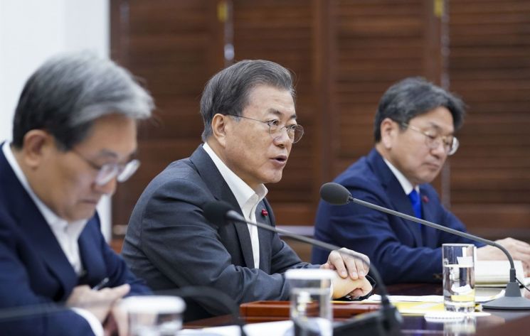 문재인 대통령이 31일 오전 청와대 여민관에서 정세균 국무총리와 추미애 법무부 장관, 진영 행정안전부 장관의 권력기관 개혁 보고를 받고 있다/사진=연합뉴스