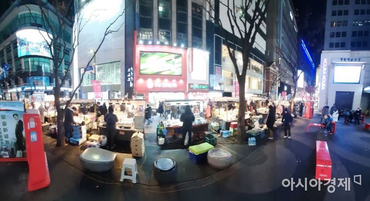[르포]마스크 쓰고 먹거리 쇼핑…신종코로나 우려에도 명동 인파 몰려