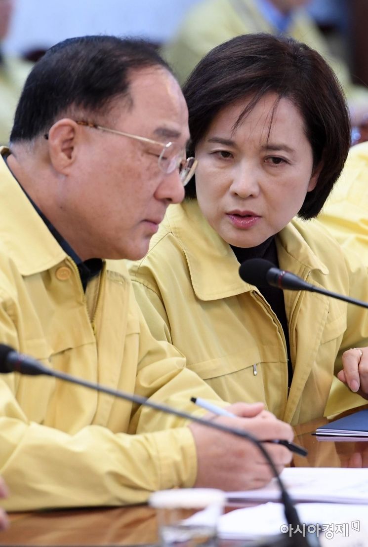 유은혜 사회부총리가 2일 서울 종로구 정부서울청사에서 열린 신종 코로나바이러스 감염증 대응 확대 회의에 앞서 홍남기 경제부총리와 대화하고 있다./김현민 기자 kimhyun81@