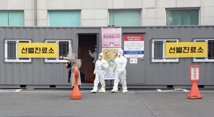 신종 코로나바이러스 감염증 6번째 확진자와 접촉한 딸이 충남 태안군 한 어린이집 교사로 확인된 31일  태안군보건의료원을 찾은 한 주민이 원내에 설치된 선별진료소를 찾아 문의하고 있다. 선별진료소는 발열 등 신종코로나 감염 증상이 있는 군민을 대상으로 진료한다. [이미지출처=연합뉴스]