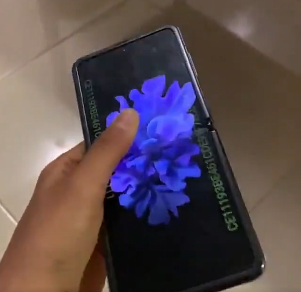 갤럭시Z 플립 구동 영상 캡쳐(출처=트위터 @BenGeskin)