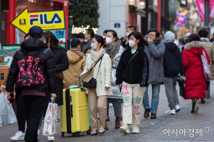 신종 코로나바이러스 감염증 확산이 이어지고 있는 3일 서울 중구 명동을 찾은 외국인 관광객들이 마스크를 착용하고 있다./강진형 기자aymsdream@