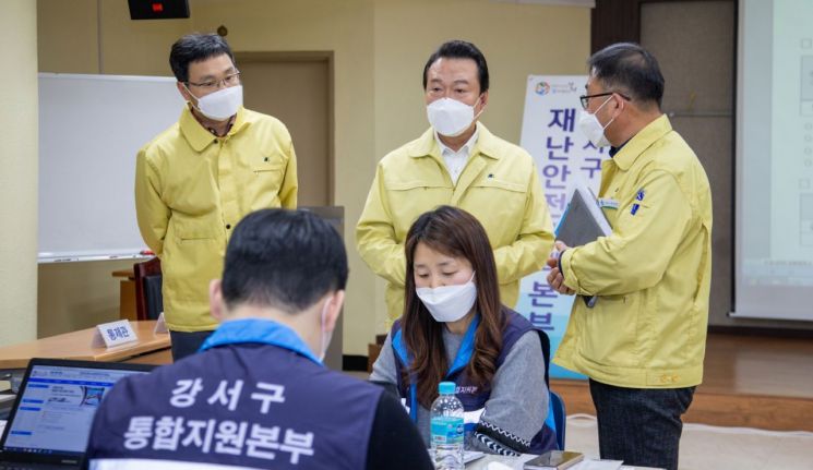 노현송 강서구청장(왼쪽)이 강서구보건소 1층에 설치된 열화상카메라 정상 작동 여부를 점검하고 있다.