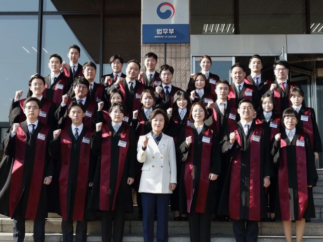 추미애 법무부 장관이 3일 오후 경기도 정부과천청사 법무부에서 열린 신임검사 임관식에서 신임 검사들과 기념촬영을 하고 있다. 사진=법무부 제공·연합뉴스.