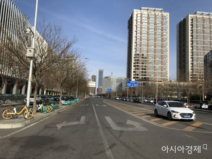 춘제 연휴가 끝났지만 신종 코로나 확산으로 중국의 수도 베이징은 여전히 한산하고 적막한 분위기다.