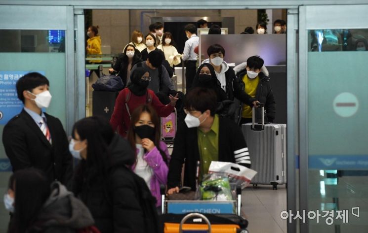 중국발 항공기 탑승객들의 전용 입국장이 설치된 4일 인천국제공항 1터미널 여행객들이 마스크를 쓰고 입국하고 있다./영종도=김현민 기자 kimhyun81@