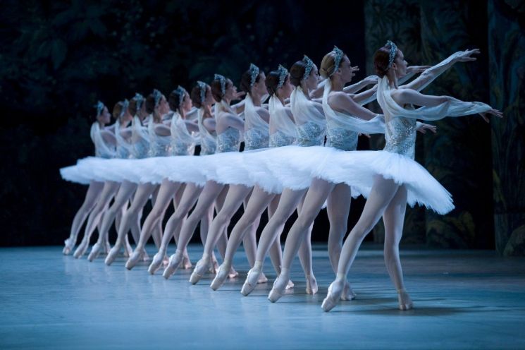 '라 바야데르'에서 파리 오페라 발레단 군무진. (C) Paris Opera Ballet