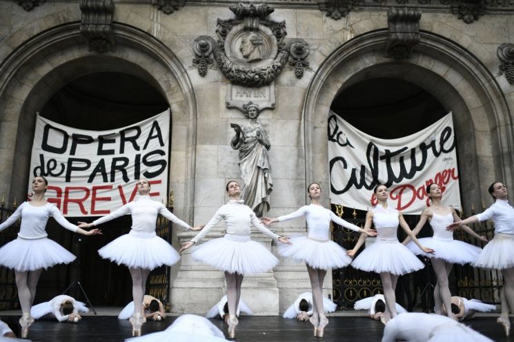 가르니에 극장에 도열한 파리 오페라 발레단 단원들. (C) Τhe Paris Opera Ballet School