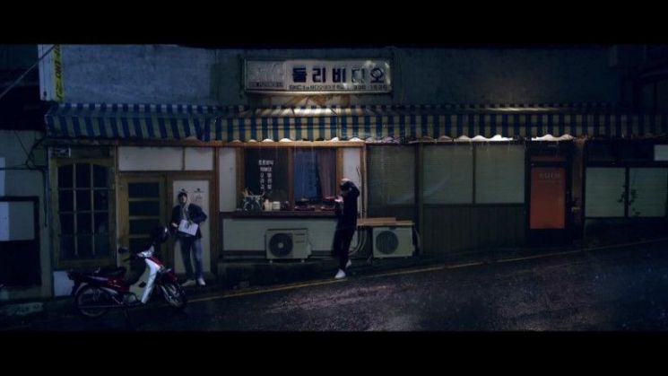 그룹 워너원의 ‘beautiful’ 뮤직비디오 중 한 장면. 뮤직비디오가 화제가 되면서 지금도 이곳을 '성지순례'하러 오는 팬들의 발걸음이 이어지고 있다. 사진 = ‘beautiful’ MV 화면 캡쳐