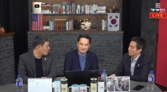 유튜브 채널 '가로세로연구소' 출연진. 김용호 전 연예부 기자(좌), 강용석 변호사, 김세의 전 MBC 기자(우)/사진=유튜브 채널 '가로세로연구소' 화면 캡처