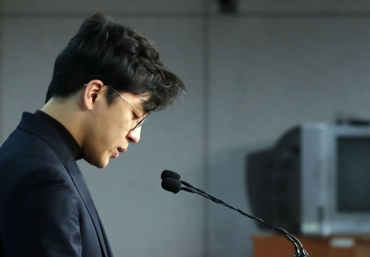 미투 논란이 제기된 더불어민주당 2번째 영입인재인 원종건씨가 지난달 28일 서울 여의도 국회 정론관에서 열린 기자회견에서 영입인재 자격을 자진 반납하겠다고 밝히고 있다./사진=연합뉴스