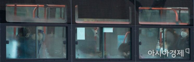 [포토]버스에서 마스크 착용한 시민들