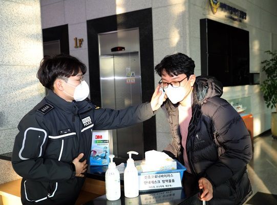 "설계사 못 만나겠어요" 신종 코로나에 보험 영업도 움츠러들었다