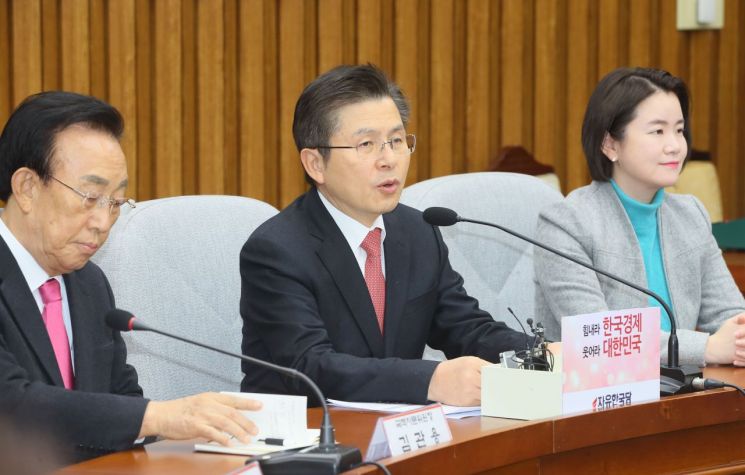 자유한국당 황교안 대표가 5일 국회에서 열린 주요당직자회의에서 발언하고 있다/사진=연합뉴스
