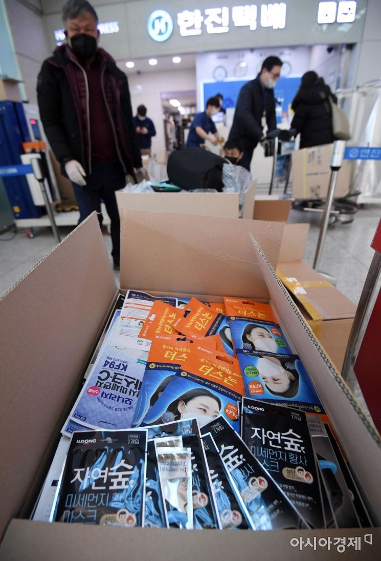 신종 코로나바이러스 감염증에 대한 확산 우려가 이어진 5일 인천국제공항 1터미널 출국장에서 중국인들이 중국으로 보낼 마스크를 박스에 정리하고 있다./영종도=김현민 기자 kimhyun81@