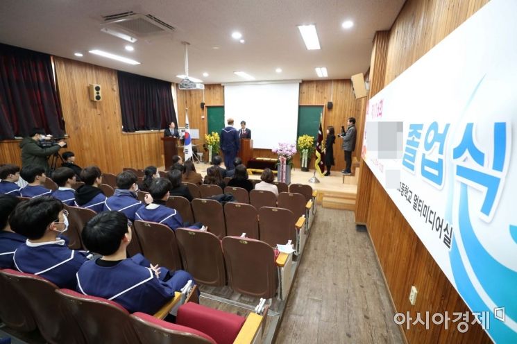 신종 코로나바이러스감염증 영향으로 전국의 각 학교들이 졸업식 등 행사를 축소 또는 취소하고 있다. 5일 서울 강남의 한 고등학교에서 졸업식이 소규모로 열리고 있다. /문호남 기자 munonam@