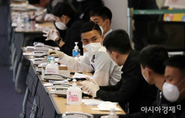 정부가 신종 코로나바이러스 감염증 확산 방지를 위해 후베이성 방문 및 체류한 모든 외국인에 대한 입국을 제한한 가운데 5일 인천국제공항 제1터미널 중국발 항공기 전용 입국장에서 보건당국 관계자들이 탑승객들이 국내 연락처를 확인하기 위해 준비하고 있다./영종도=김현민 기자 kimhyun81@