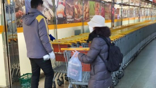 신종 코로나 폭탄…30% 손님 줄은 마트, 문 닫는 百·쇼핑몰·워터파크