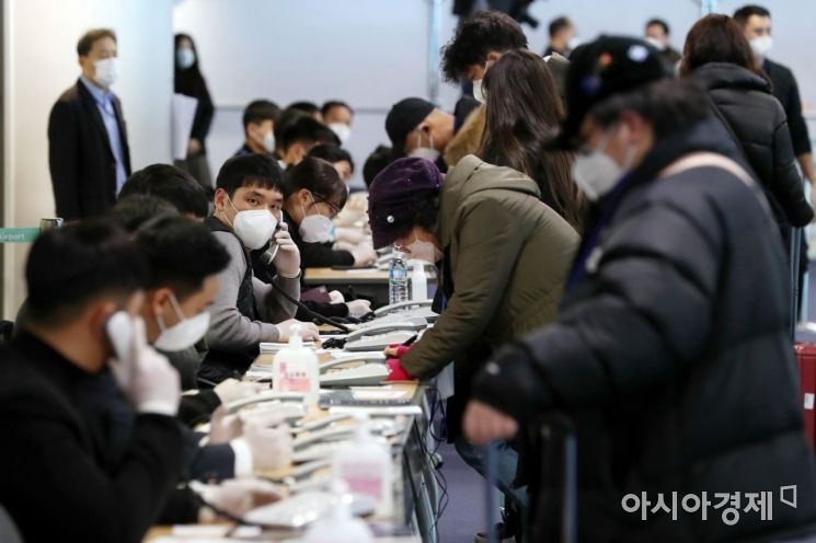 5일 인천국제공항 제1터미널을 통해 입국한 중국발 여객기 승객들이 전용 입국장을 통과하며 국내 연락처를 확인 받고 있다./영종도=김현민 기자 kimhyun81@