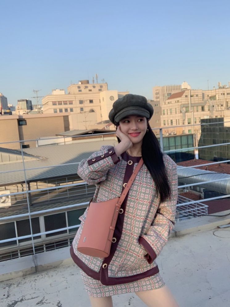 이유비의 레트로 패션에 뉴트럴 컬러의 버킷팩으로 "미리 봄" 장착!