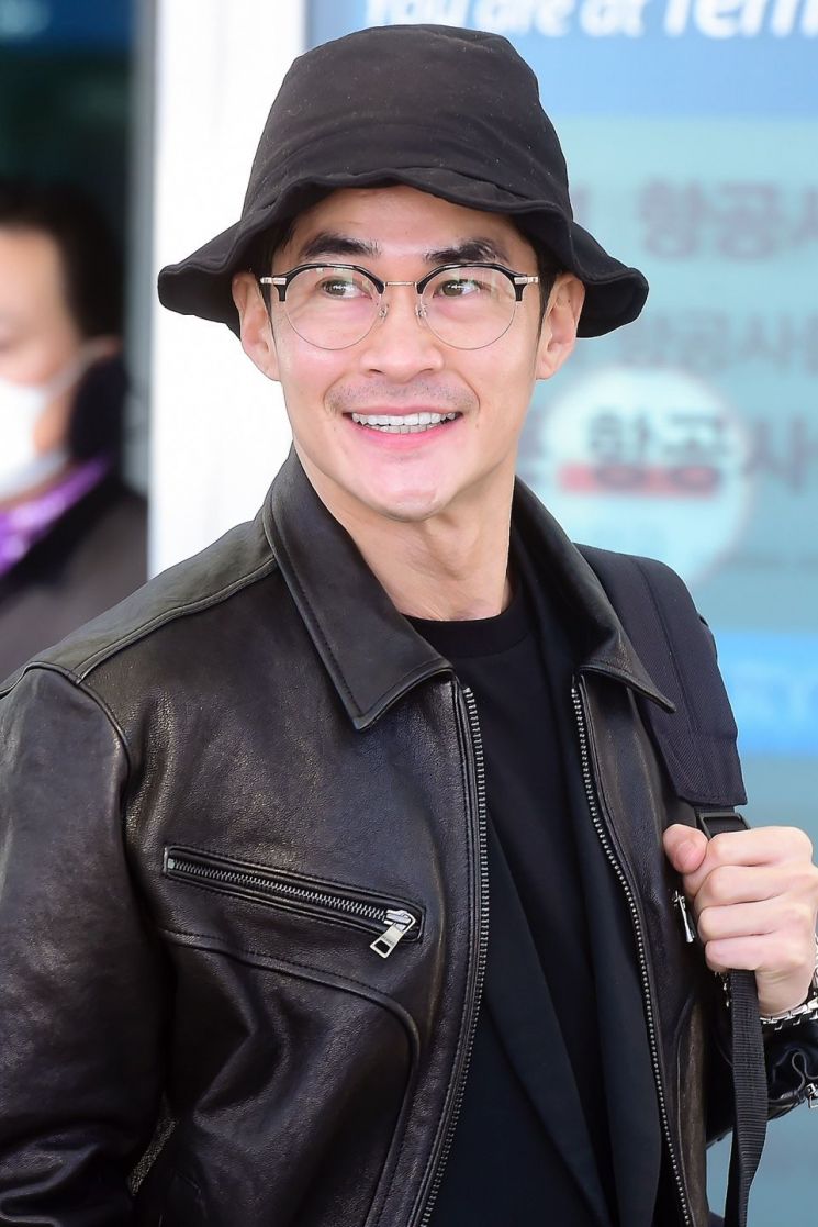 배정남이 하금테 안경으로 댄디한 공항패션을 완성했다.