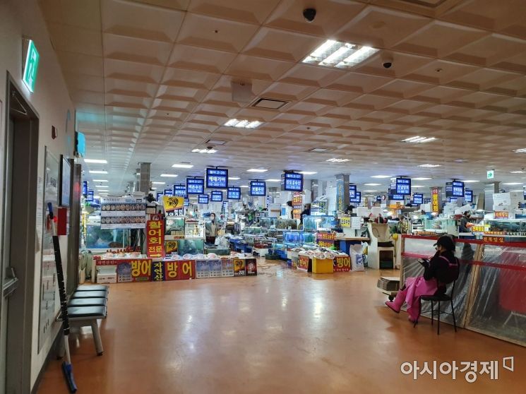 신종 코로나바이러스 감염환자가 확산되고 있는 가운데 5일 오후 5시경 서울 동작구 노들로 소재 노량진수산물도매시장이 한산한 모습을 보이고 있다. 최신혜 기자