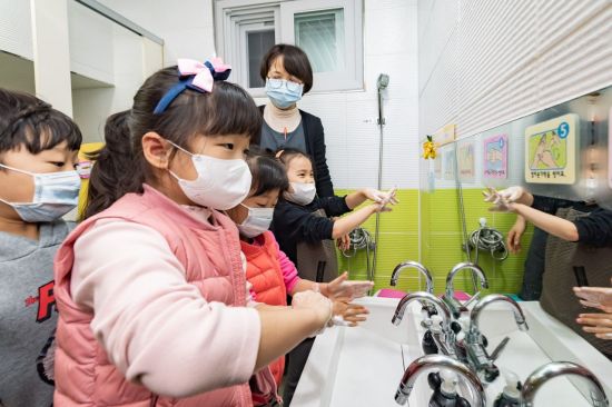 전국 유치원·초등학교 개학연기에 … 어린이 12만명 '긴급돌봄' 