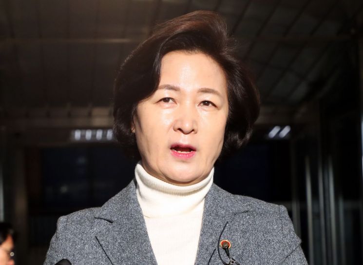 미애 법무부 장관이 5일 정부과천청사로 출근하며 기자의 질문에 답하고 있다/사진=연합뉴스