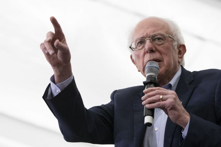 샌더스 "바이든, 경제 성과 대신 대기업 '공공의 적' 지목해야" 