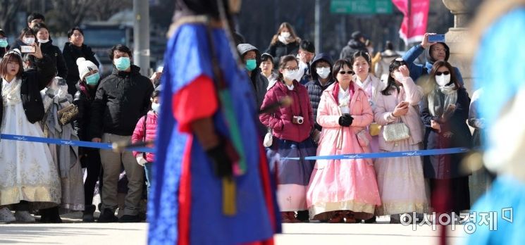 신종 코로나바이러스 감염증 확산 우려가 커지고 있는 6일 서울 종로구 경복궁에서 외국인 관광객들이 마스크를 쓴 채 수문장 교대의식을 관람하고 있다. /문호남 기자 munonam@