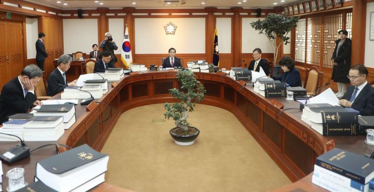 6일 과천 중앙선거관리위원회에서 열린 중앙선관위 전체회의 모습/사진=연합뉴스