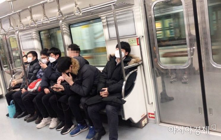 7일 오전 지하철을 이용해 출근하는 시민들. 이날 아시아경제가 지하철에서 만난 시민들은 신종코로나바이러스 확산 우려로 마스크 착용을 당부했다. 사진=강주희 기자 kjh818@asiae.co.kr