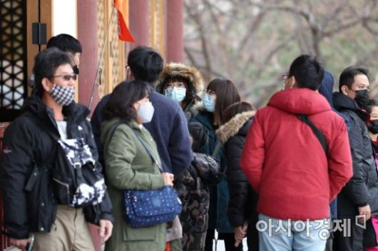 신종 코로나바이러스 감염증(우한 폐렴) 확산에 시민들의 불안이 커지고 있는 지난달 28일 서울 중구 덕수궁에서 중국인 관광객들이 마스크를 쓴 채 고궁을 거닐고 있다. /문호남 기자 munonam@