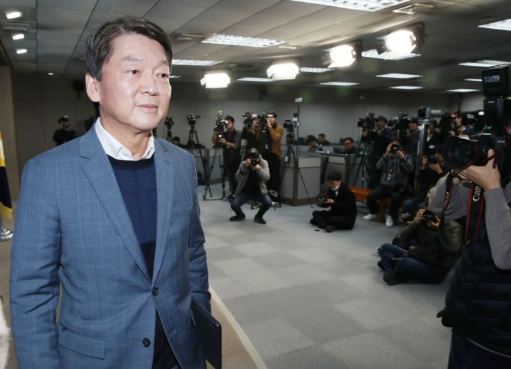 신당 창당을 준비하는 안철수 전 의원이 지난 4일 오전 서울 여의도 국회 정론관에서 국회 개혁방안을 발표한 뒤 회견장을 나서고 있다. [이미지출처=연합뉴스]