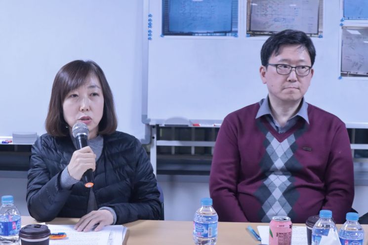 백경란 대한감염학회 이사장(삼성서울병원 감염내과 교수, 왼쪽), 김태형 순천향대 서울병원 감염내과 교수가 6일 감염학회 회의실에서 간담회를 진행하고 있다.<감염학회 제공>
