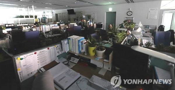 "기침 좀 가리고 할 수 없나요? 사무실 에티켓 좀 지켜주세요"