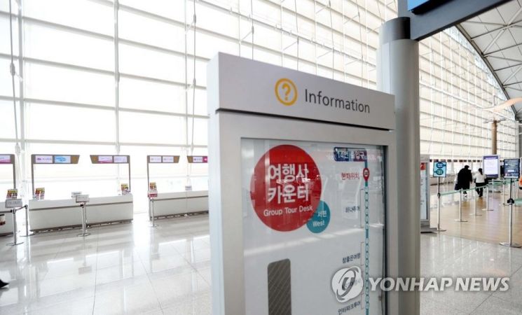 신종 코로나바이러스 감염증인 '우한 폐렴' 확산이 우려되는 가운데 오전 인천국제공항 제1여객터미널 출국장 3층 여행사 창구가 한산한 모습을 보이고 있다. 사진은 지난달 29일. [이미지출처=연합뉴스]