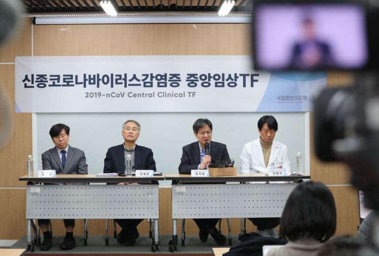 7일 오후 서울 중구 국립중앙의료원 연구동에서 열린 신종 코로나바이러스 감염증 중앙임상태스크포스(TF) 기자회견에서 방지환 TF팀장(중앙감염병병원운영센터장)이 확진 환자 확대에 따른 치료 임상 현황 등에 대한 질문에 답하고 있다.  
    왼쪽부터 김남중 서울대병원 감염내과 분과장, 오명돈 서울대 감염내과 교수(TF 자문위원장), 방지환 TF팀장(중앙감염병병원운영센터장), 진범식 2, 13, 23, 24번째 환자 주치의.<이미지:연합뉴스>