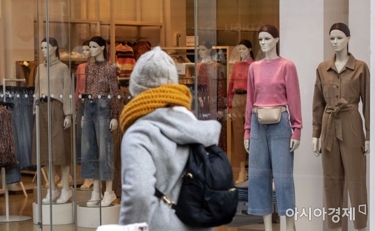 [포토] 쇼윈도에만 찾아온 봄