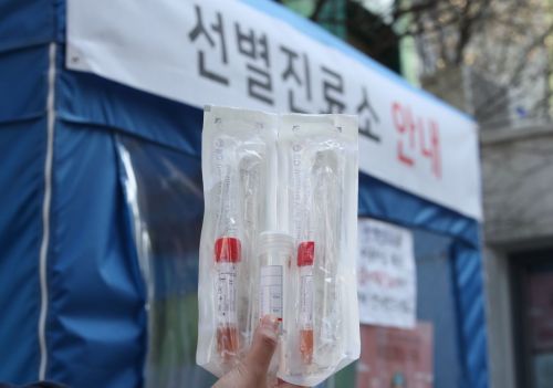 지난달 9일 서울 중구보건소에서 한 직원이 신종 코로나바이러스 감염증 검체 채취 키트를 들어보이고 있다. 이날 현재 선별진료소가 설치된 124개 보건소에서 신종 코로나바이러스 감염증 진단검사를 위한 검체 채취와 검사의뢰가 가능하고, 검사는 46개 의료기관에서 가능하다./사진=연합뉴스