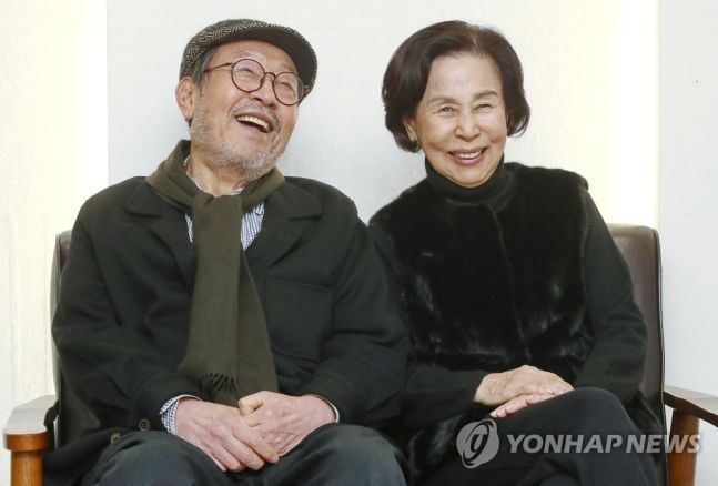 연극 '아버지와 나와 홍매와'에 출연하는 배우 신구(왼쪽)와 손숙(오른쪽)/사진=연합뉴스