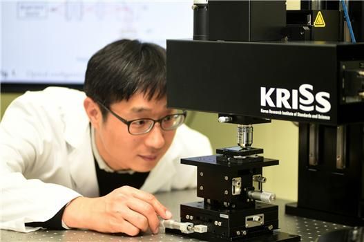 KRISS 첨단장비측정연구소 김영식 책임연구원이 3차원 나노소자를 측정하고 있다.